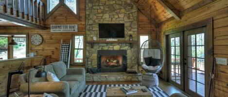 Una televisión, una chimenea, un futbolín