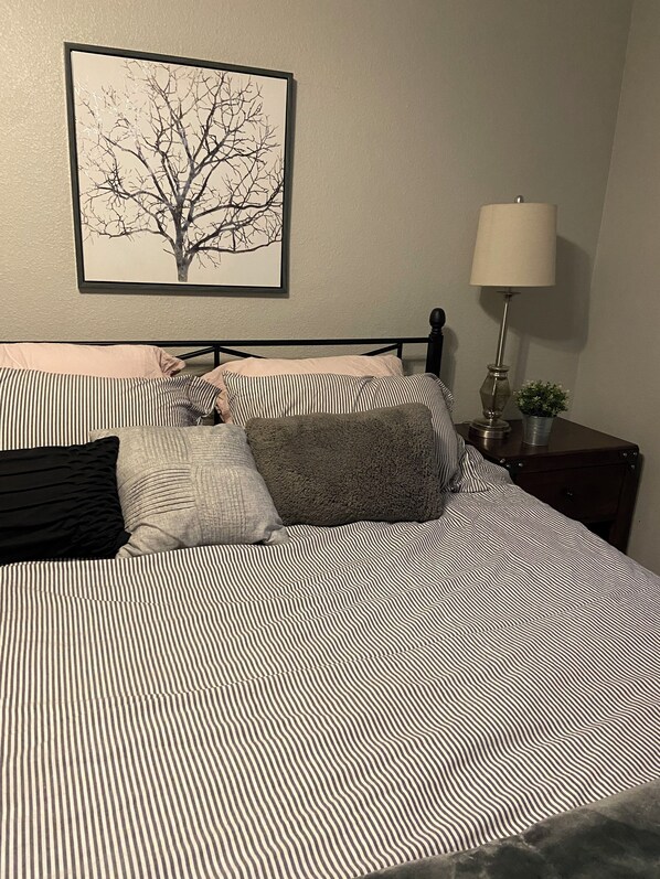 4 bedrooms, iron/ironing board, WiFi, bed sheets