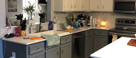 Køleskab, mikrobølgeovn, ovn, kogeplade