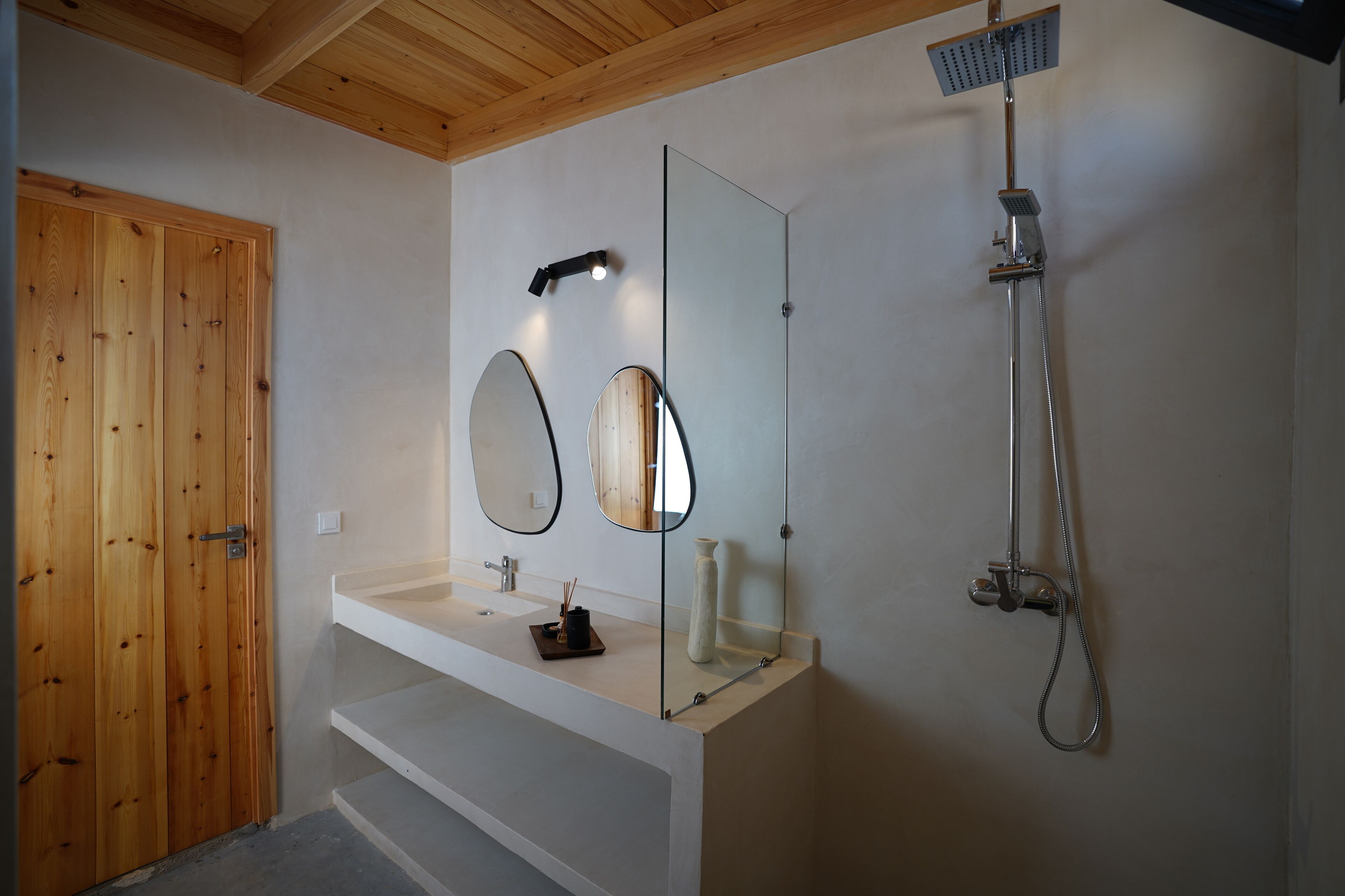 Ducha, cabezal de ducha con hidromasaje y toallas