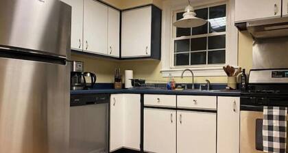Cozy cottage-15min walk to historic downtown mall!