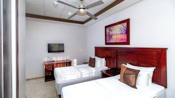 1 slaapkamer, een kluis op de kamer, een bureau, een laptopwerkplek