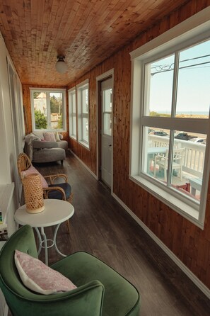 Smart TV, books, stereo