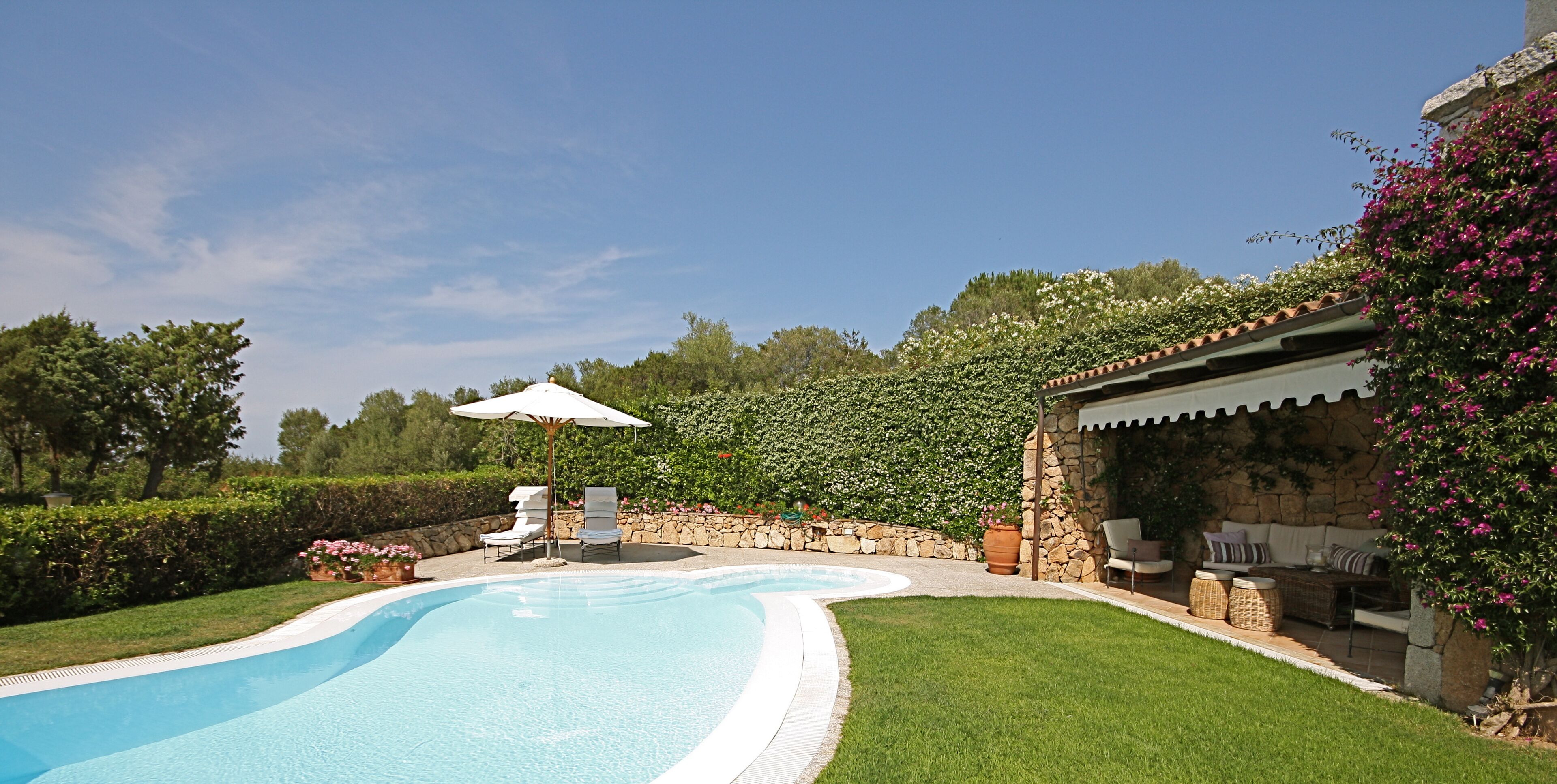 Kolam renang outdoor musiman, dengan payung kolam renang