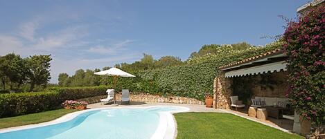 Piscine extérieure (ouverte en saison), parasols de plage