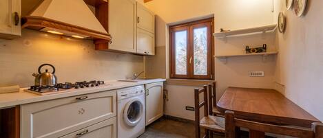 Hus | Privat køkken | Køleskab, ovn, kogeplade, kaffe-/temaskine