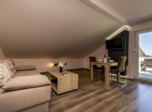 Appartement (Pansion Belvedere - One Bedroom) | Salle de séjour | Téléviseur à écran plat de 32 po avec télévision par câble