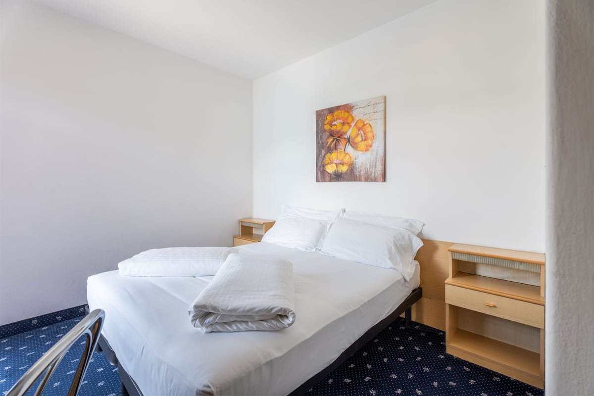 Kamer, 1 twee- of 2 eenpersoonsbedden, uitzicht op meer | Gratis wifi