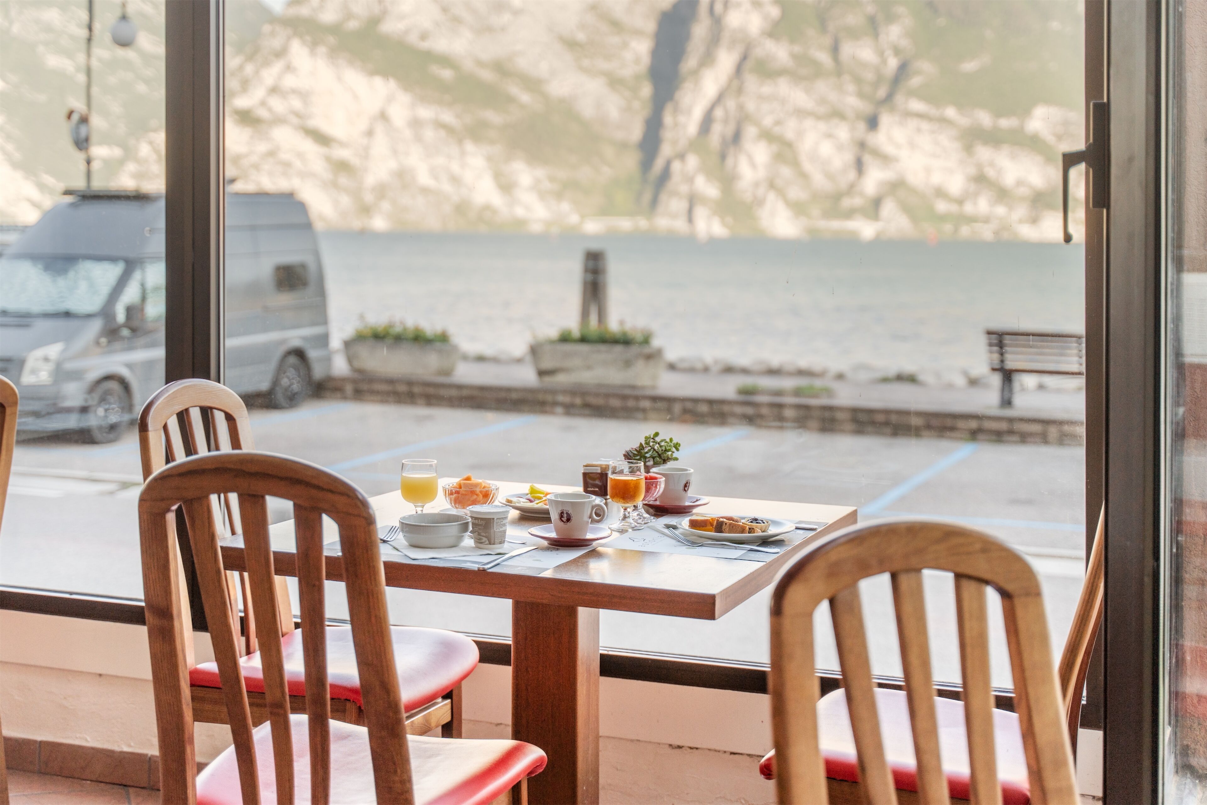 Een ontbijttafel met uitzicht op zee en kliffen.