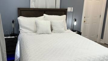 1 habitación, escritorio, tabla de planchar con plancha y cuna de viaje