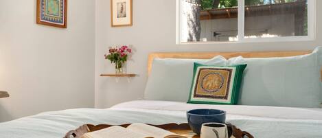 3 habitaciones, escritorio y tabla de planchar con plancha