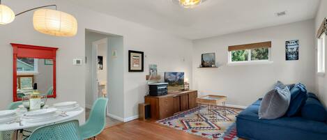 Televisor intel·ligent, llibres i estèreo