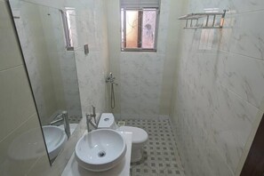 Douche, serviettes fournies, savon, papier toilette