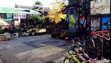 Un patio con bicicletas, una pequeña zona de estar y un edificio con un letrero que dice 'K2'.