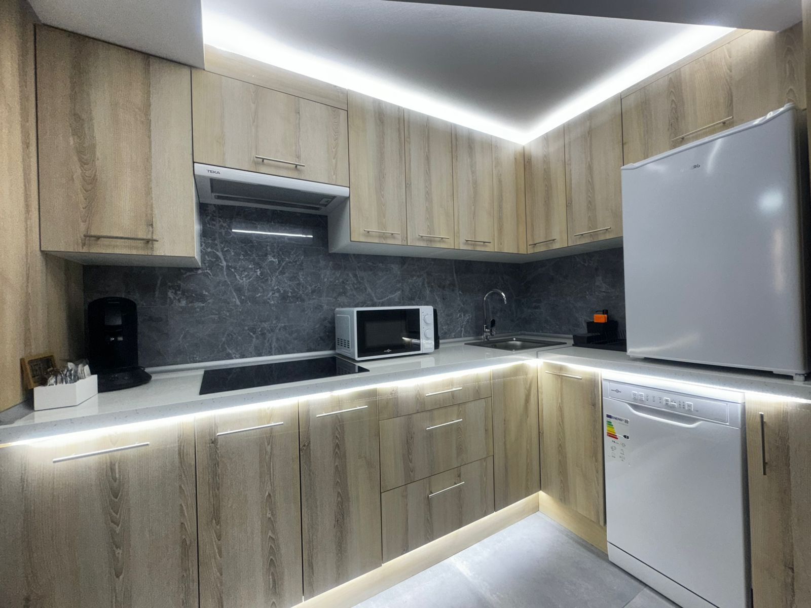 Een koelkast, een magnetron, een kookplaat, een vaatwasser