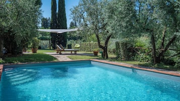 Kauden mukainen ulkouima-allas, aurinkotuoleja