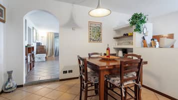 Huoneisto, näköala mäelle | Ruokasali