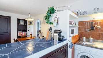 Huoneisto, näköala mäelle | Yksityinen keittiö | Jääkaappi, mikroaaltouuni, liesi, astianpesukone