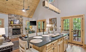 Dining - Pet Friendly, Bear Paw by Carolina Properties (Lake Lure)