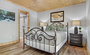 2 bedrooms, iron/ironing board, Internet, bed sheets - Pet Friendly, Bear Paw by Carolina Properties (Lake Lure)