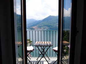 Appartement, balkon, uitzicht op meer | 2 slaapkamers, luxe beddengoed, donsdekens, een strijkplank/strijkijzer