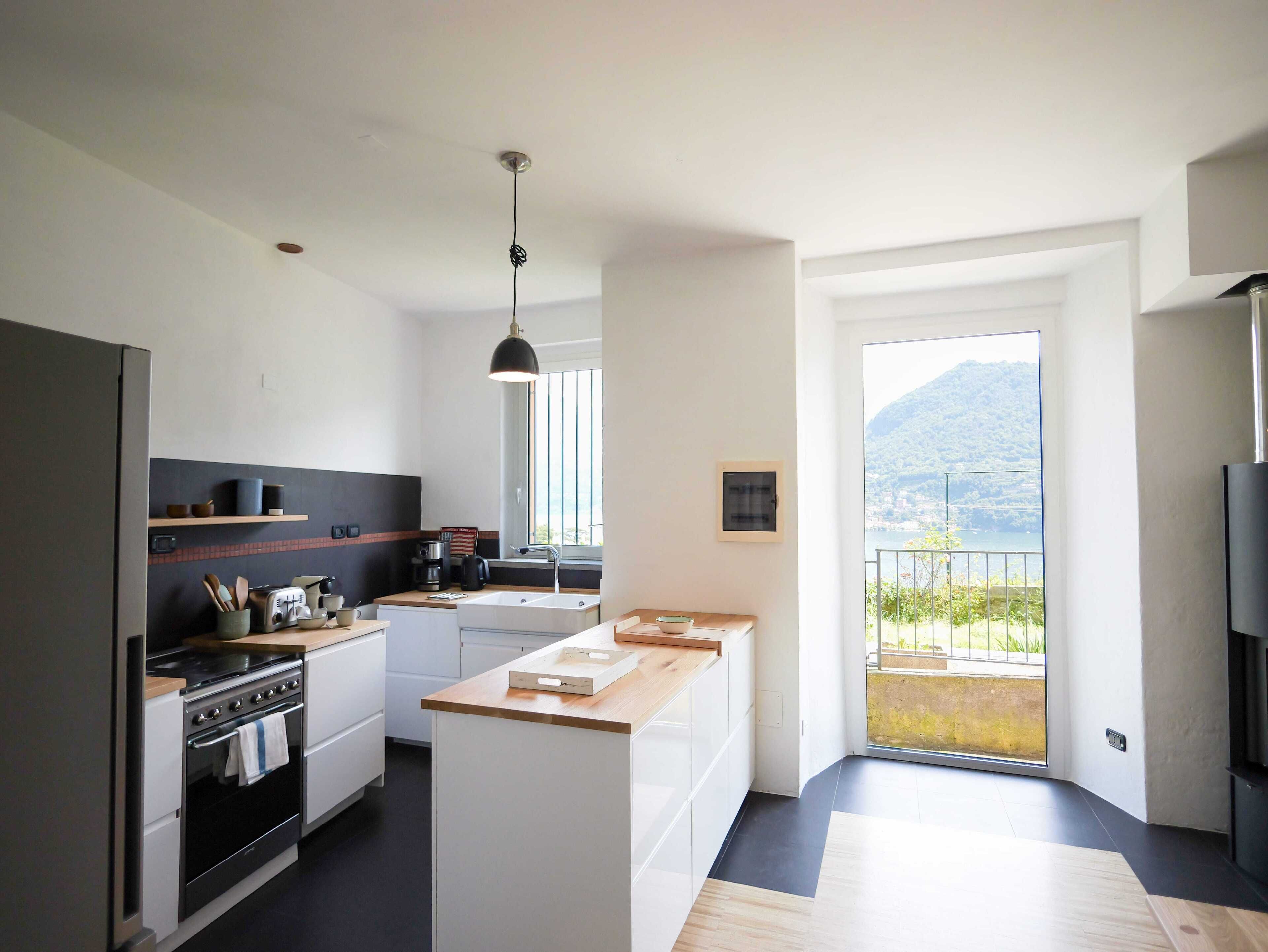 Appartement, balkon, uitzicht op meer | Privékeuken | Een koelkast/vriezer, een magnetron, een oven, een kookplaat