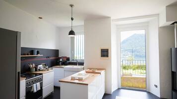 Appartement, balkon, uitzicht op meer | Privékeuken | Een koelkast/vriezer, een magnetron, een oven, een kookplaat