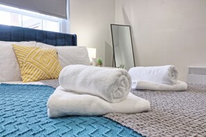 2 habitaciones, escritorio, tabla de planchar con plancha y wifi gratis 