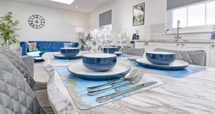 Chelmsford City Centre Stylish 2 Bedroom Duplex + Parking, Wi-fi + Sofa Bed