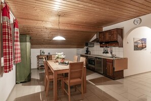 Køleskab, mikrobølgeovn, ovn, kogeplade