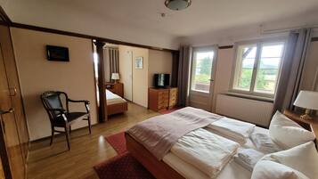 6 bedrooms, travel cot, WiFi, bed sheets