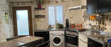 Réfrigérateur, micro-ondes, four, plaque de cuisson