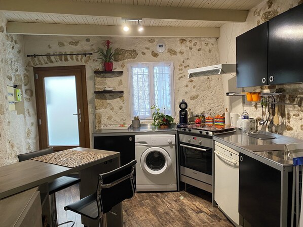 Réfrigérateur, micro-ondes, four, plaque de cuisson