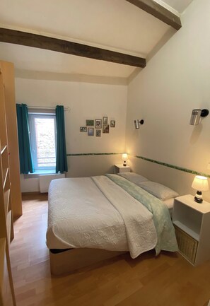 1 chambre, bureau, fer et planche à repasser, Wi-Fi