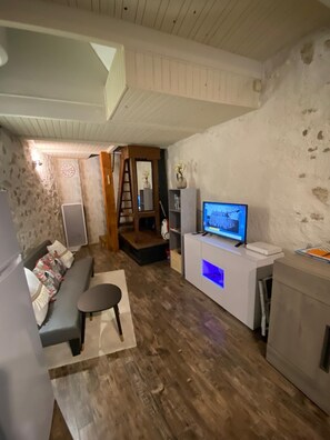 Smart TV - Maison de Village 1 Chambre (Saint-Génies-de-Fontedit)