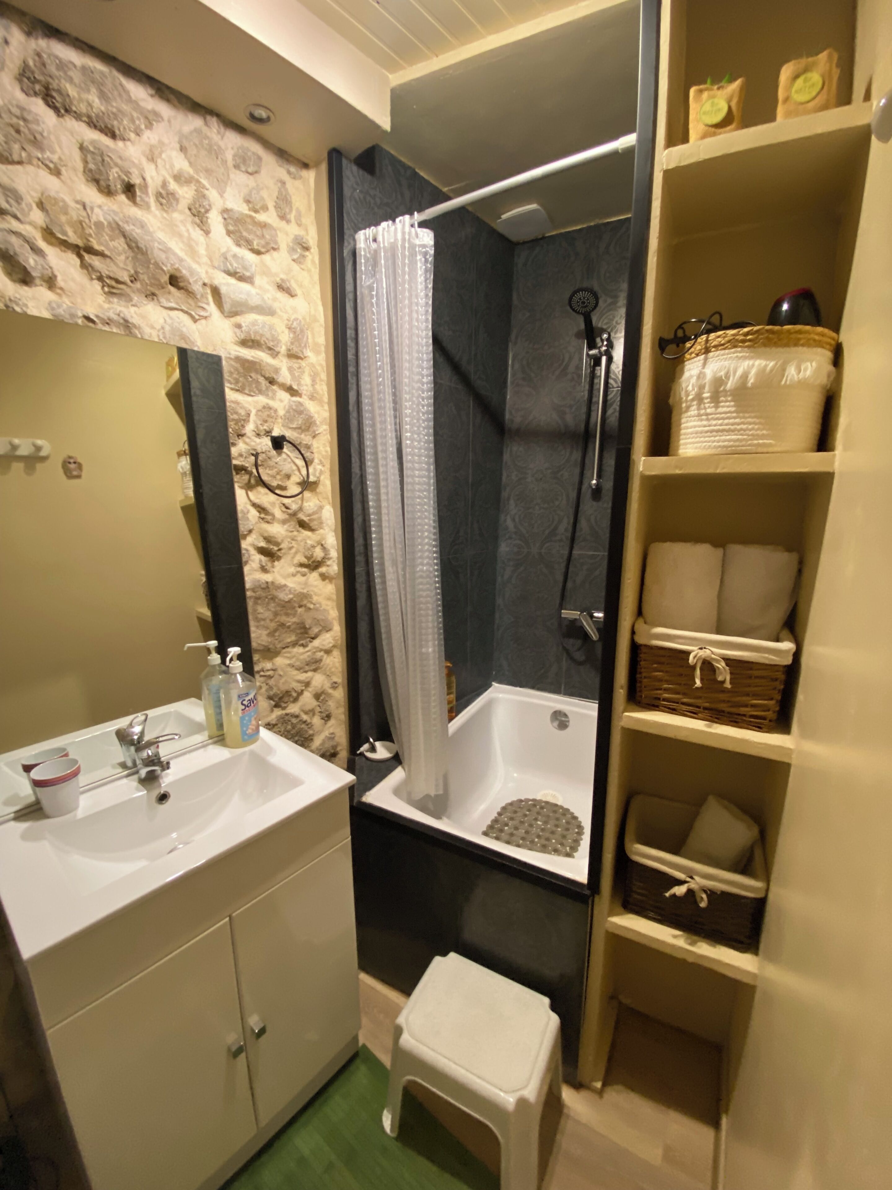 Hårtork, handdukar, tvål och toalettpapper