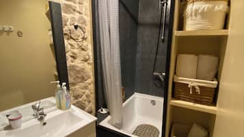 HÄrtork, handdukar, tvÄl och toalettpapper