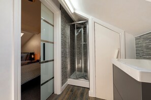 4 habitaciones, tabla de planchar con plancha y wifi gratis 