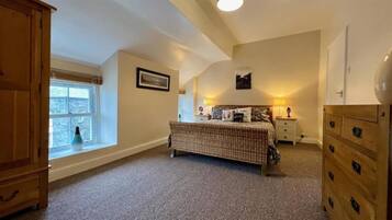 4 bedrooms, iron/ironing board, free WiFi, bed sheets