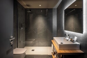 Deluxe-Zimmer, Nichtraucher, Stadtblick | Badezimmer | Regendusche, kostenlose Toilettenartikel, Haartrockner, Bidet