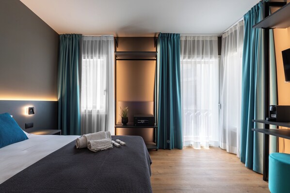 Deluxe-Zimmer, Nichtraucher, Stadtblick | Zimmersafe, Schreibtisch, laptopgeeigneter Arbeitsplatz