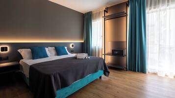 Deluxe-huone, tupakointi kielletty, kaupunkinäköala | Tallelokero huoneessa, työpöytä