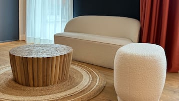 Chambre Supérieure, salle de bains privée, vue ville | Coin séjour