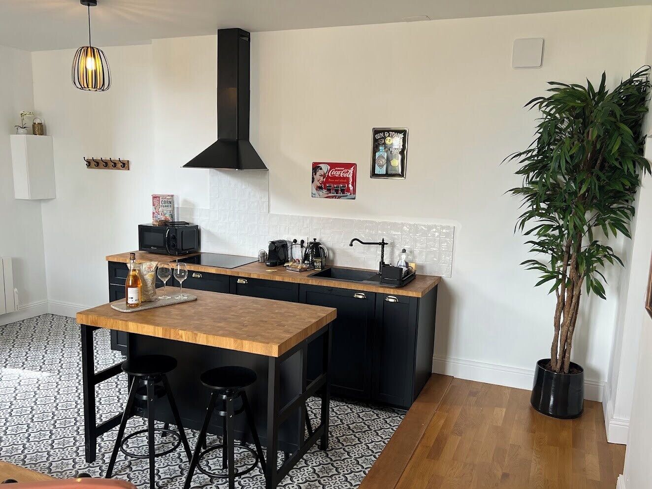 Een koelkast, een microgolfoven, een koffiezetapparaat/waterkoker