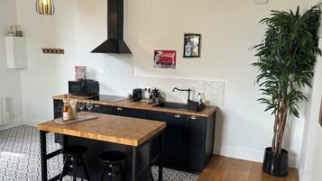 Een koelkast, een microgolfoven, een koffiezetapparaat/waterkoker