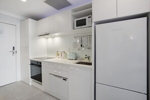 Køleskab, mikrobølgeovn, ovn, kogeplade