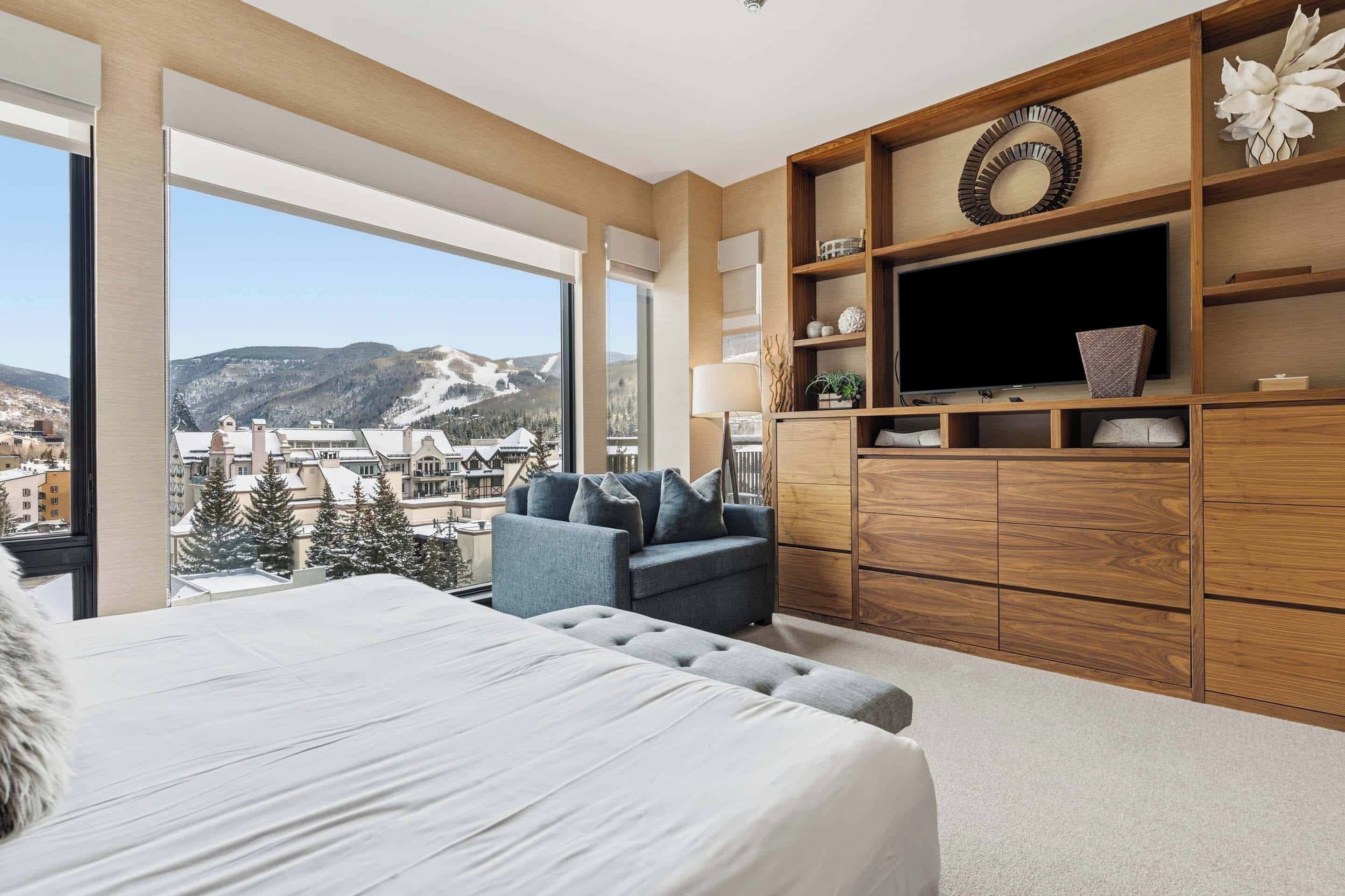 4 bedrooms, desk, WiFi, bed sheets