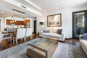 TV, fireplace - The Lion Residences W305 (Vail)
