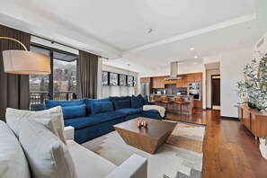 TV, fireplace - The Lion Residences W404 (Vail)