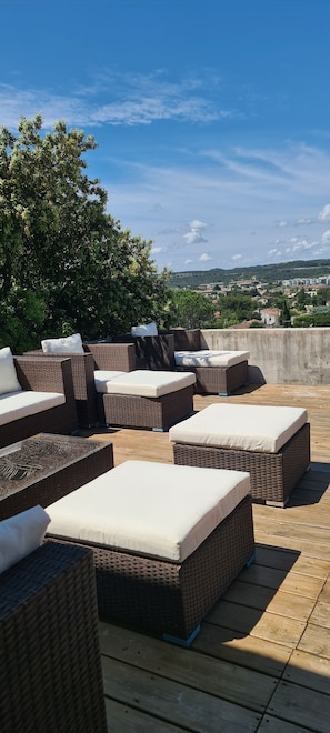 Terrace/patio - 4 km Avignon, apartment with breathtaking view, wooden terrace, barbecue, mosquito nets.... (Les Angles)